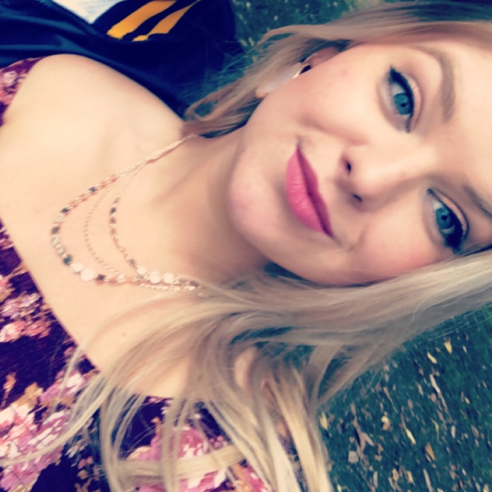 Meet your Posher, Halie